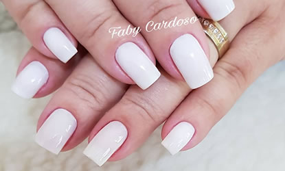 Esmaltação clara sem manchar a pele